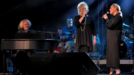 Dés László koncert, vendég Básti Juli és Tóth Vera 